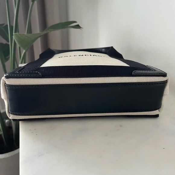 Balenciaga - Womens Navy XS Tote Bag in Black. - Picture 4 of 6